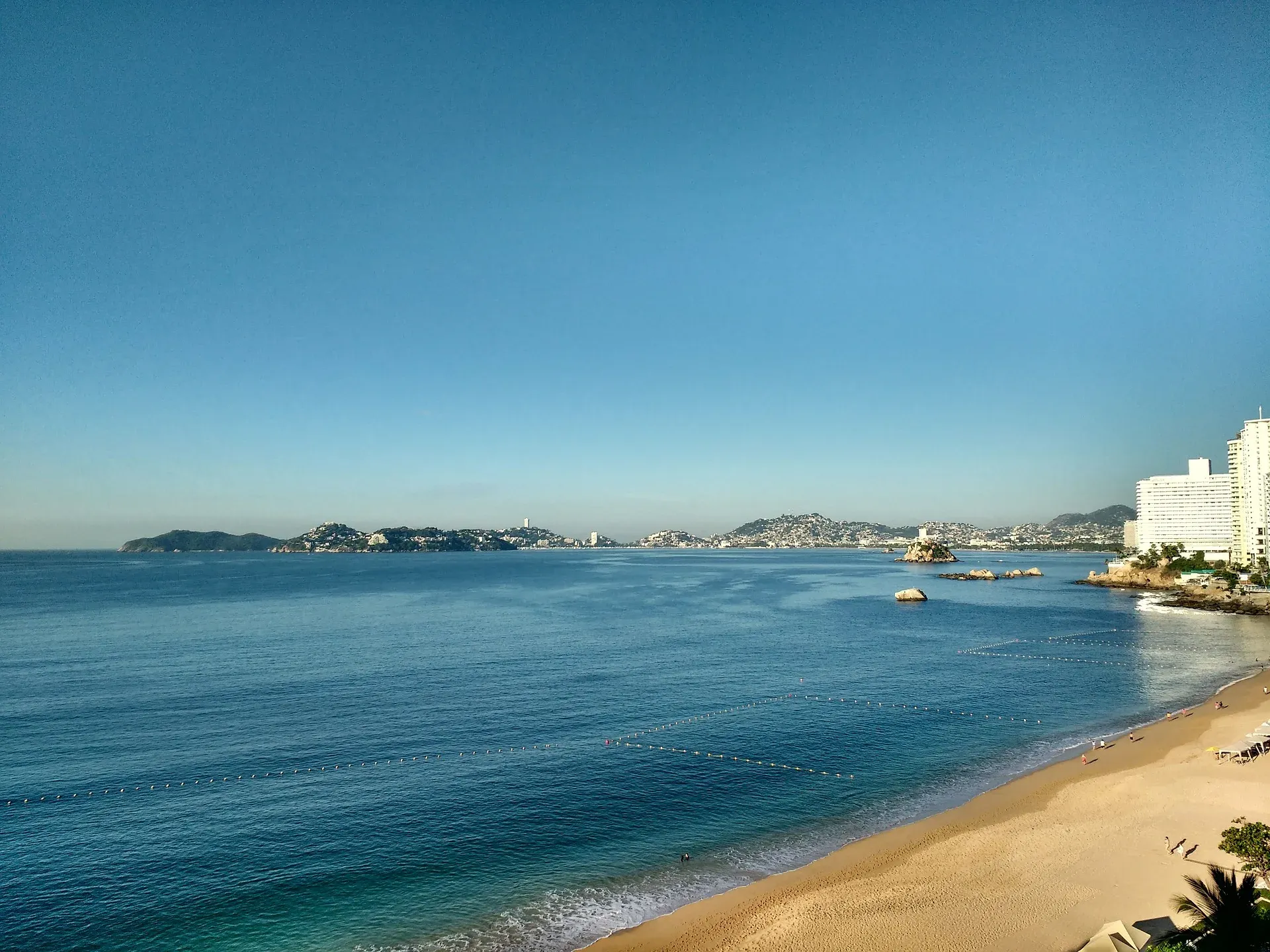 Bahía de Acapulco vista desde Playa Icacos con aguas azules y rocas