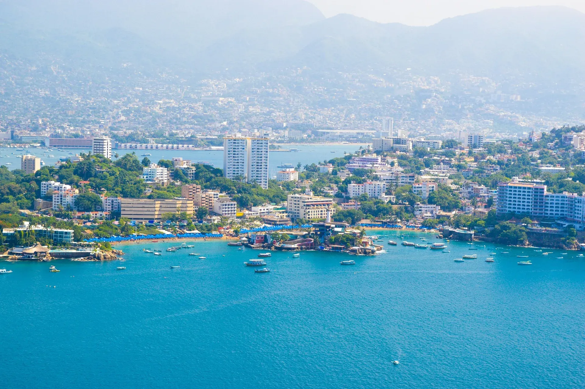 Vista aérea panorámica de la bahía de Acapulco con zona hotelera y montañas