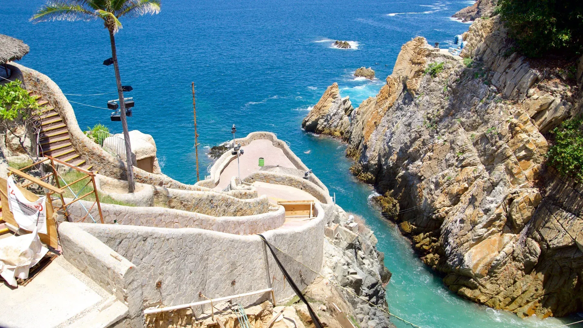 Acantilados y escaleras de La Quebrada con la grieta marina donde saltan los clavadistas