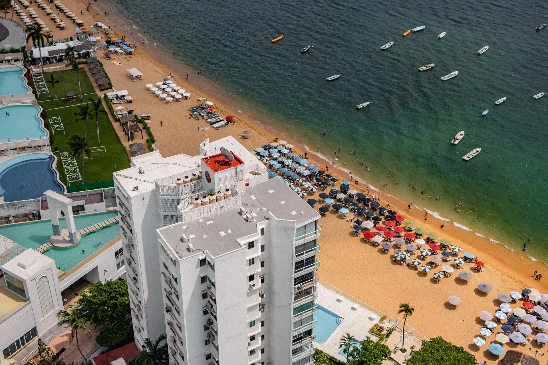 Playa de la Zona Dorada de Acapulco con hoteles y sombrillas de colores