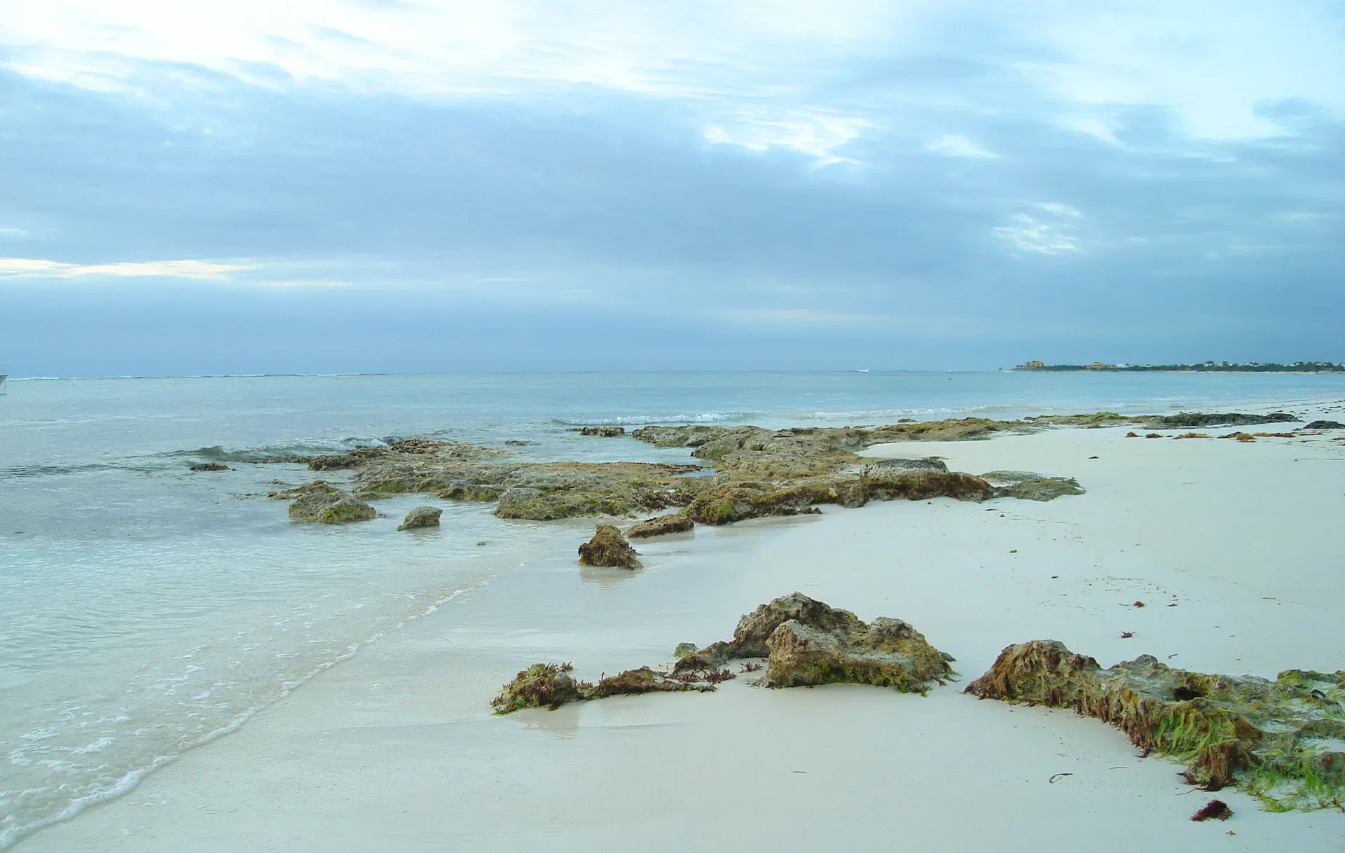 Bahía de Akumal con aguas cristalinas, arena blanca y palmeras