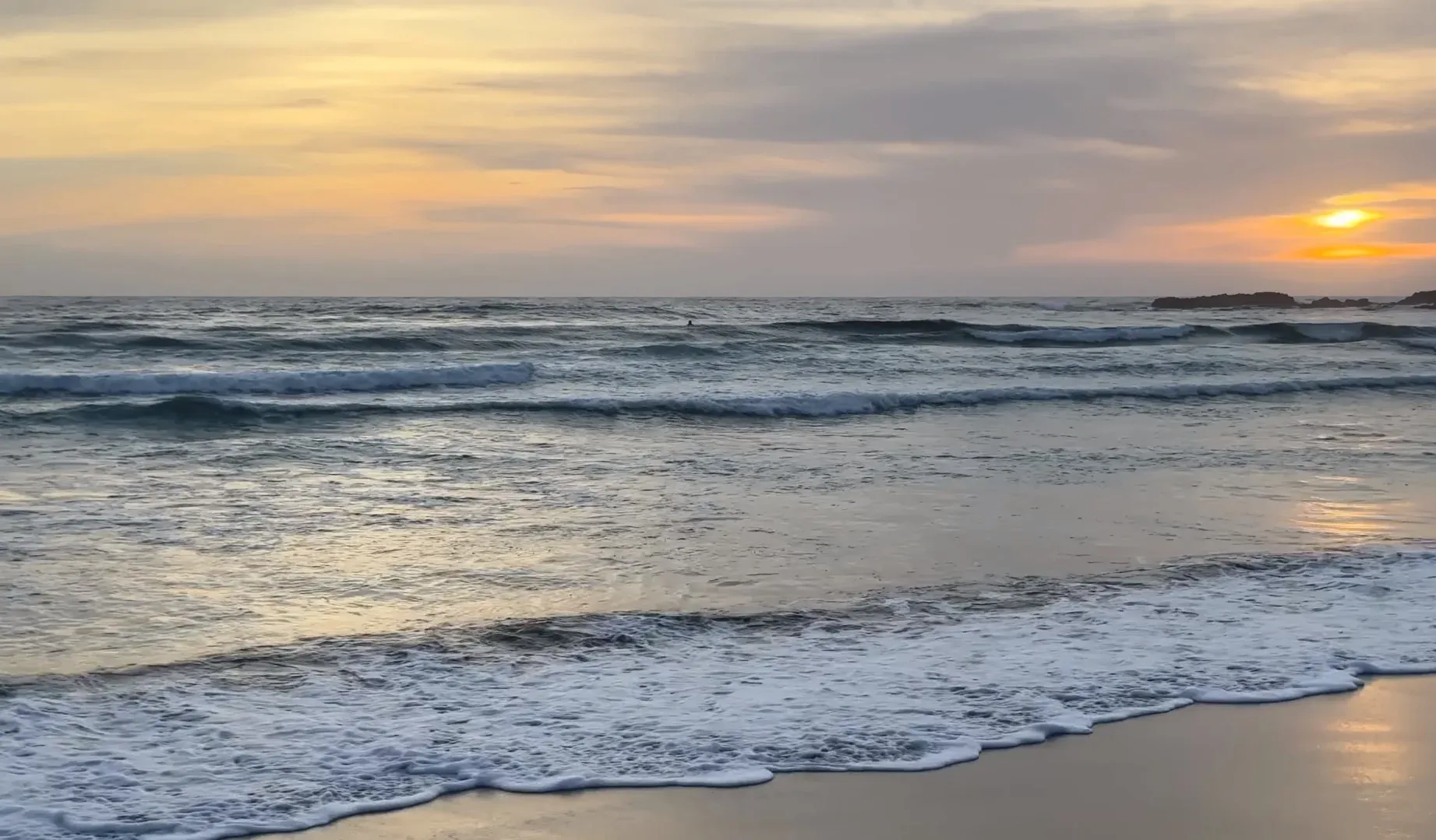 Olas al atardecer en Playa Cerritos