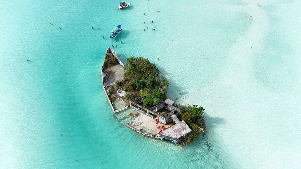 Estructura de barco pirata abandonado en el Canal de los Piratas de Bacalar, vista aérea