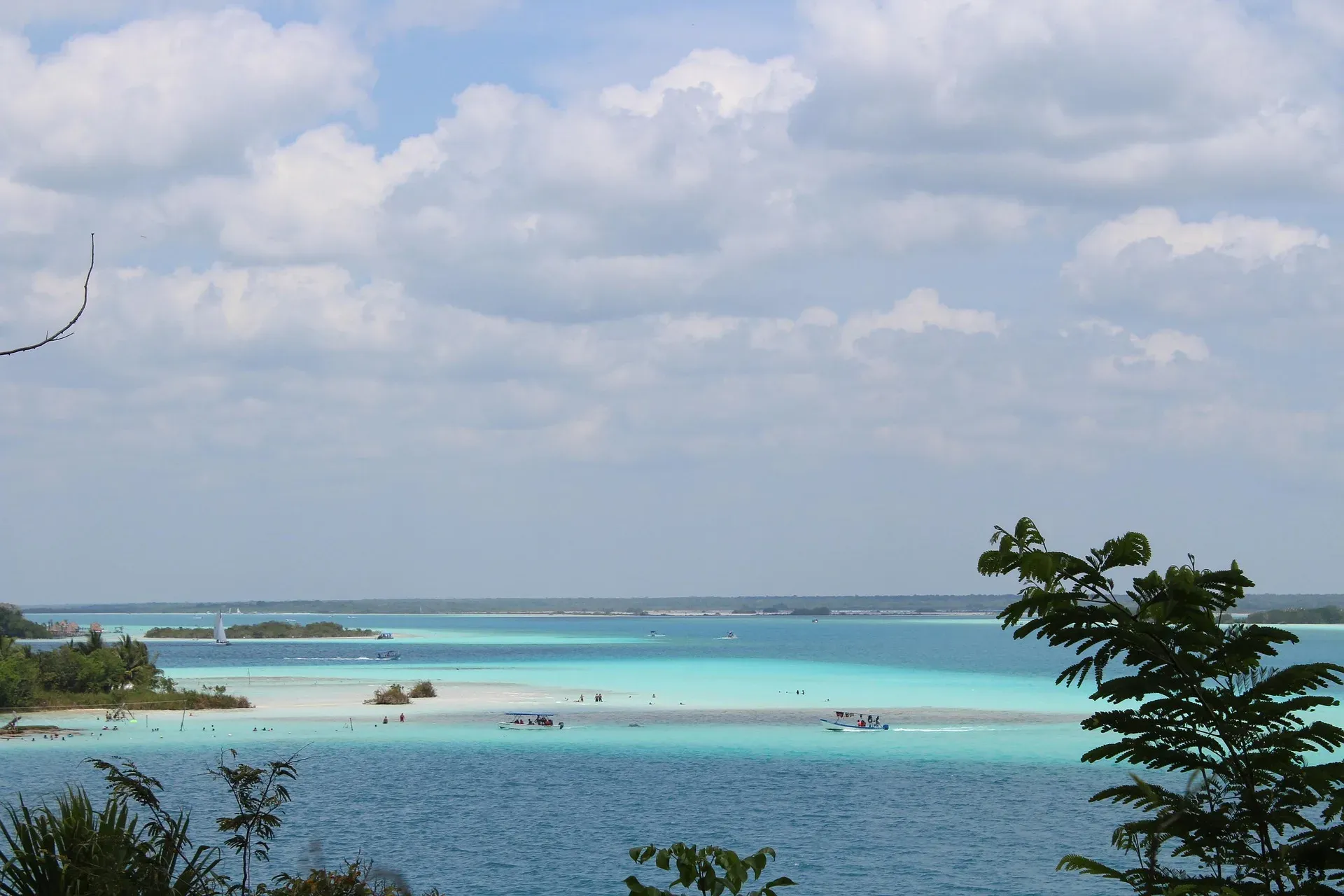 Laguna de los Siete Colores de Bacalar con distintos tonos de turquesa y azul