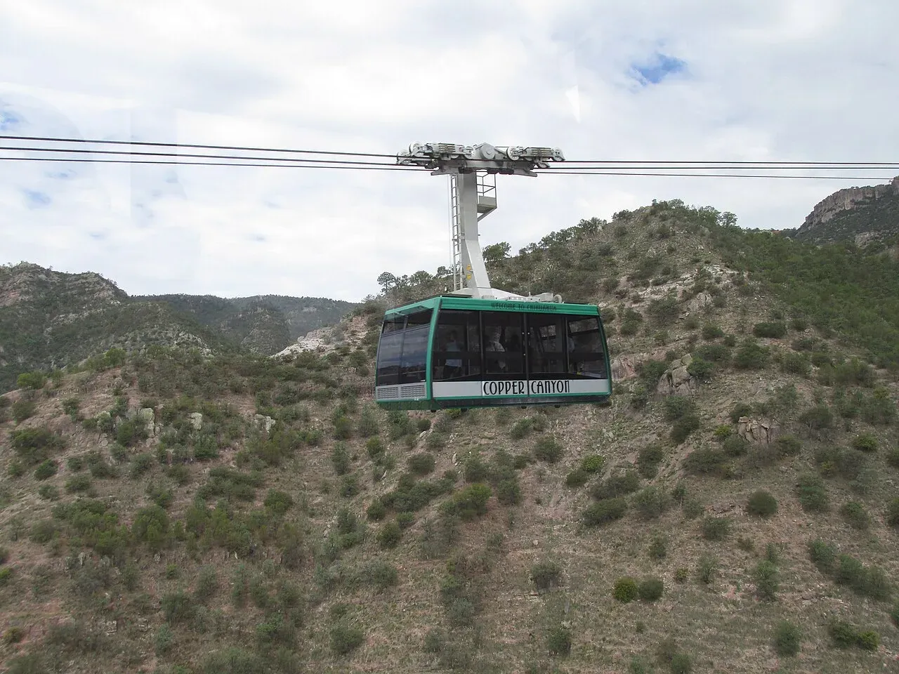 Vista desde Divisadero donde convergen tres cañones con teleférico al fondo