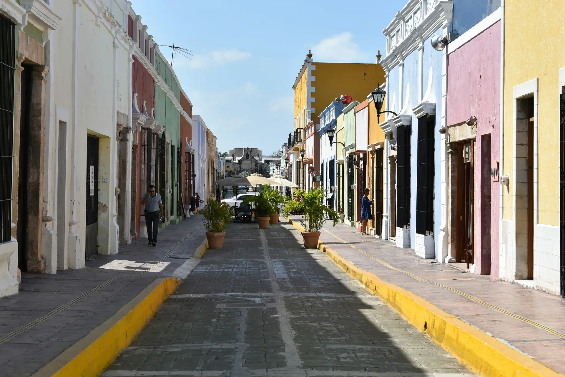 Calle de colores pastel en el centro historico amurallado de Campeche