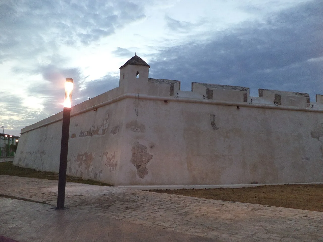 Recorrer la Calle 59 y las Murallas