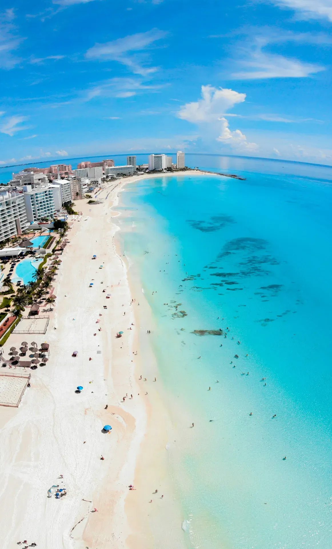 Playa de Cancún con hoteles y agua cristalina vista desde el aire
