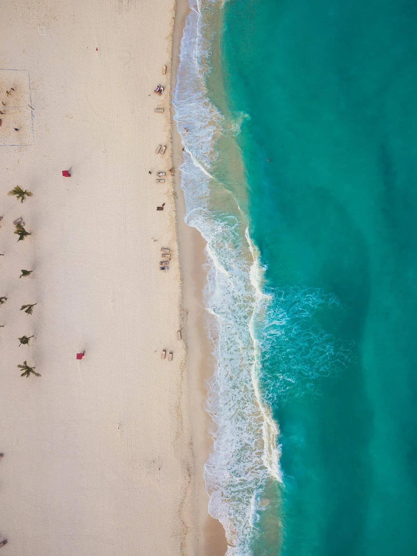 Vista aérea de Playa Delfines con arena blanca y mar turquesa en Cancún
