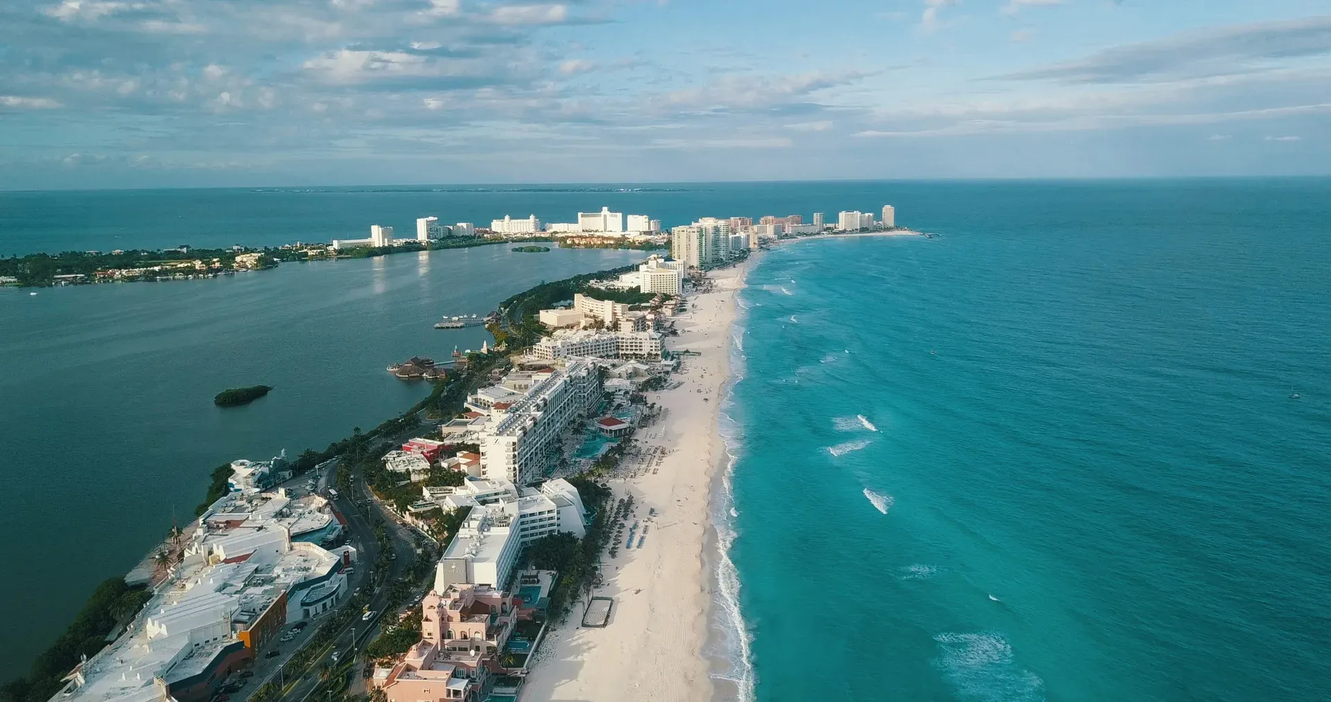 Vista aérea de la franja de Cancún entre la Laguna Nichupté y el mar Caribe