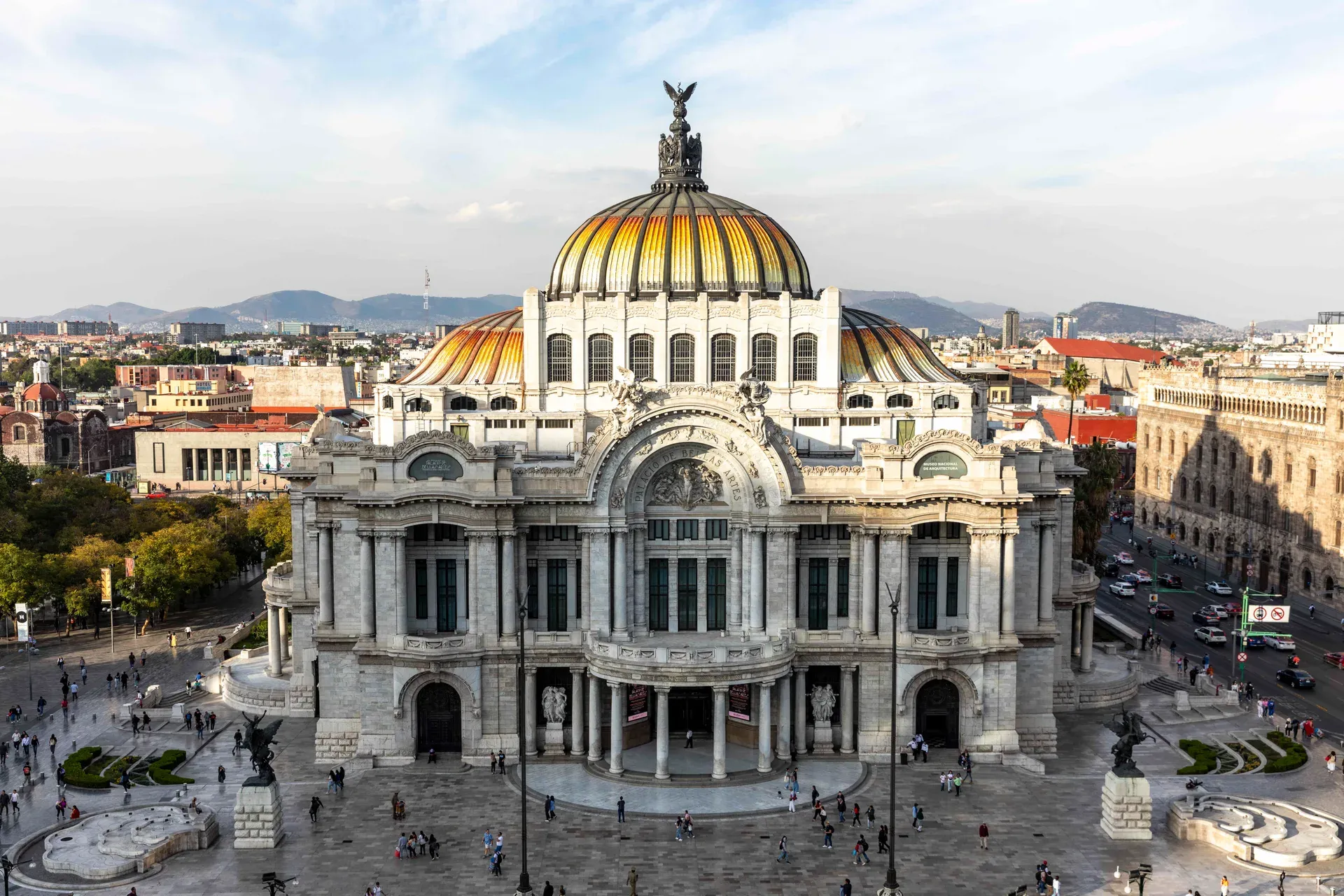 Palacio de Bellas Artes con su fachada de mármol blanco
