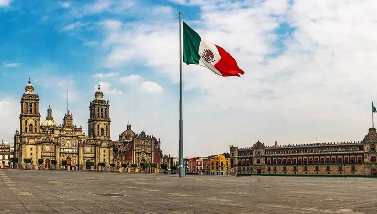 Vista del Zócalo de la Ciudad de México con la Catedral Metropolitana y la bandera