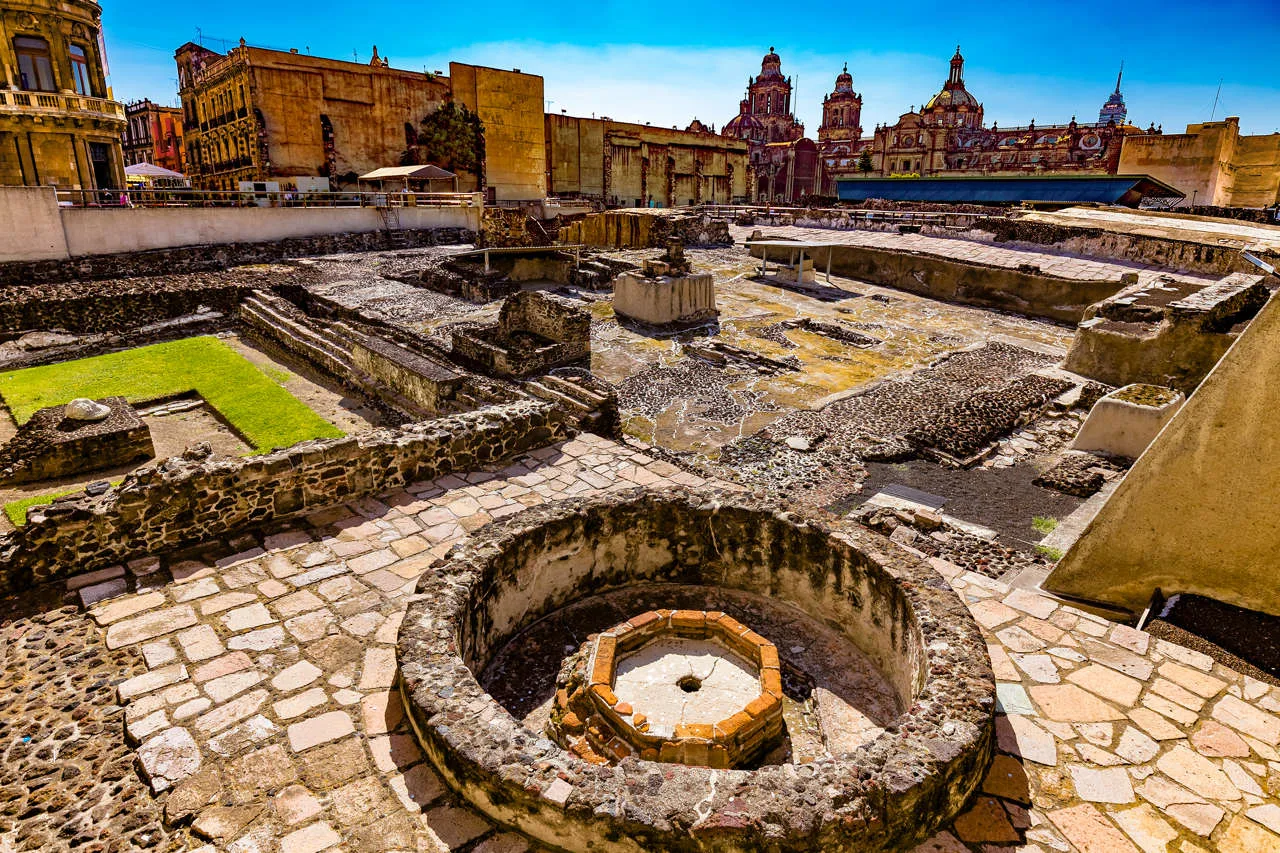 Recorrer el Zócalo, la Catedral y el Templo Mayor