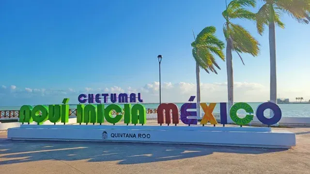 Atardecer con lancha de pesca en la Bahia de Chetumal