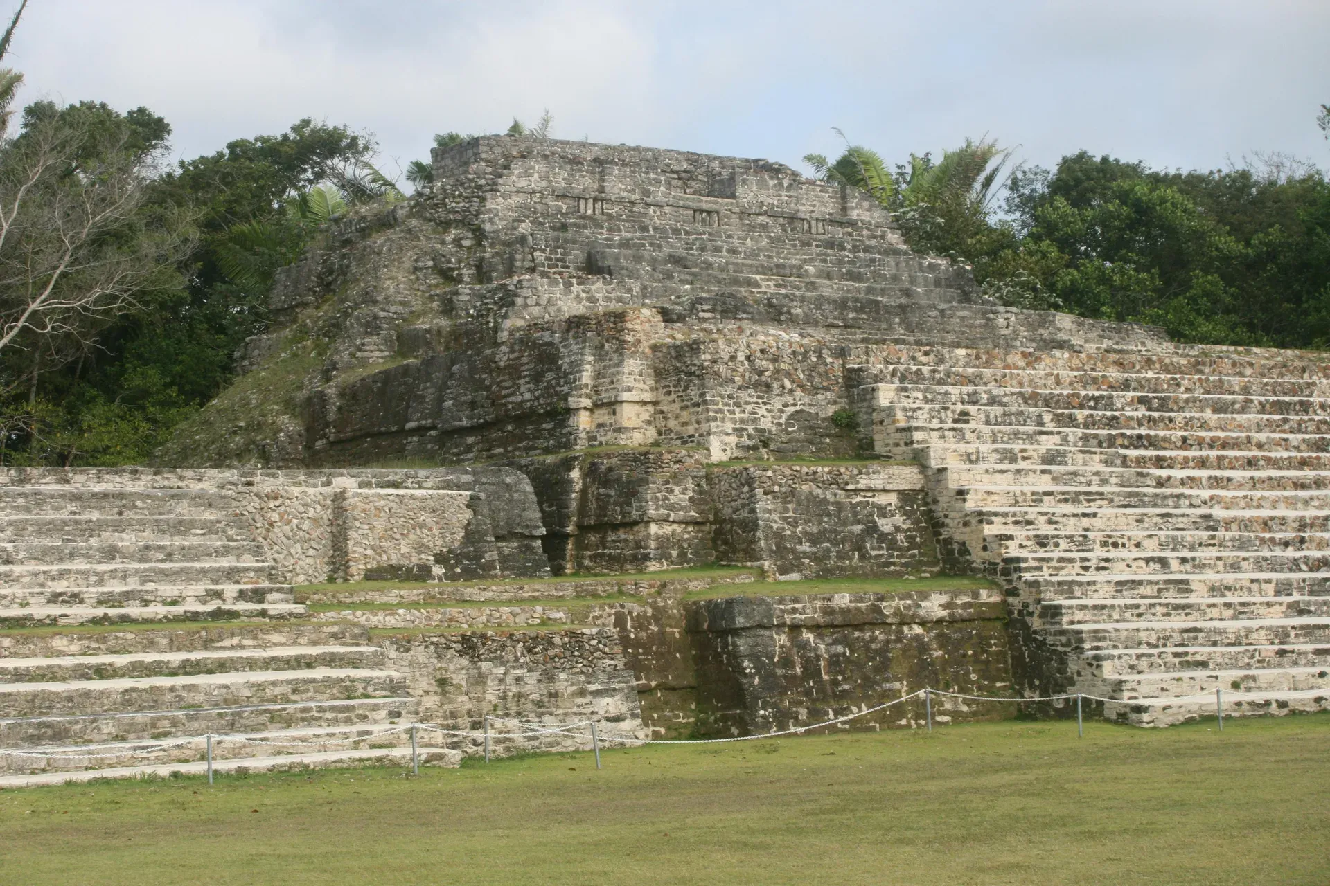 Ruinas mayas entre la vegetacion en la zona arqueologica de Chetumal