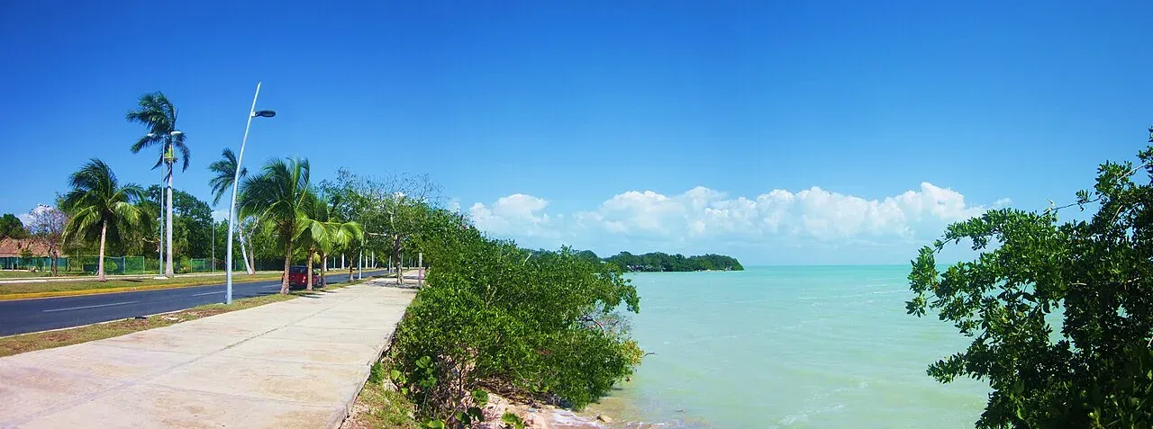 Boulevard costero de Chetumal con palmeras y bahía turquesa