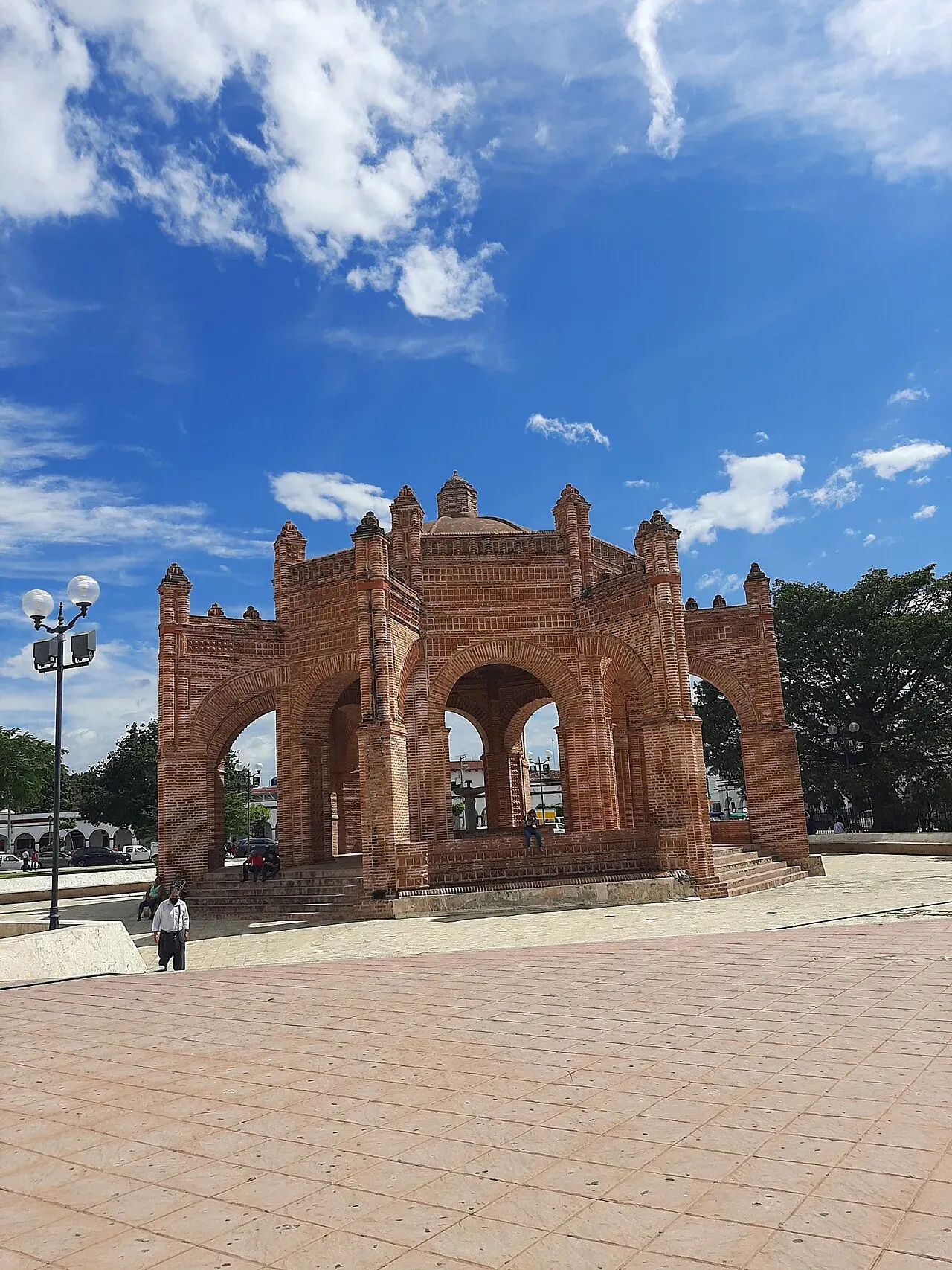 Fuente Mudéjar La Pila, estructura octogonal de ladrillo rojo en la plaza de Chiapa de Corzo