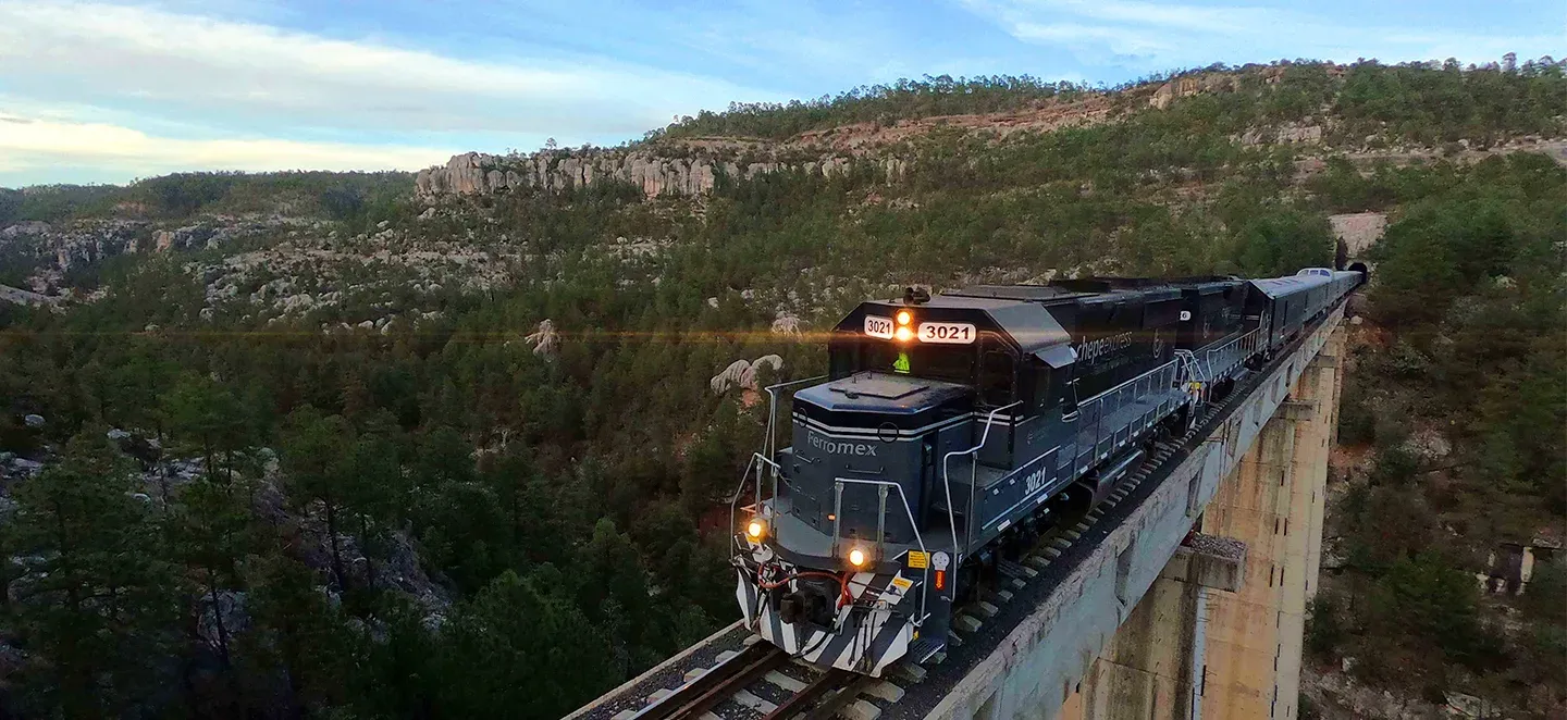Tren Chepe Express cruzando un puente en la Sierra Madre Occidental de Chihuahua