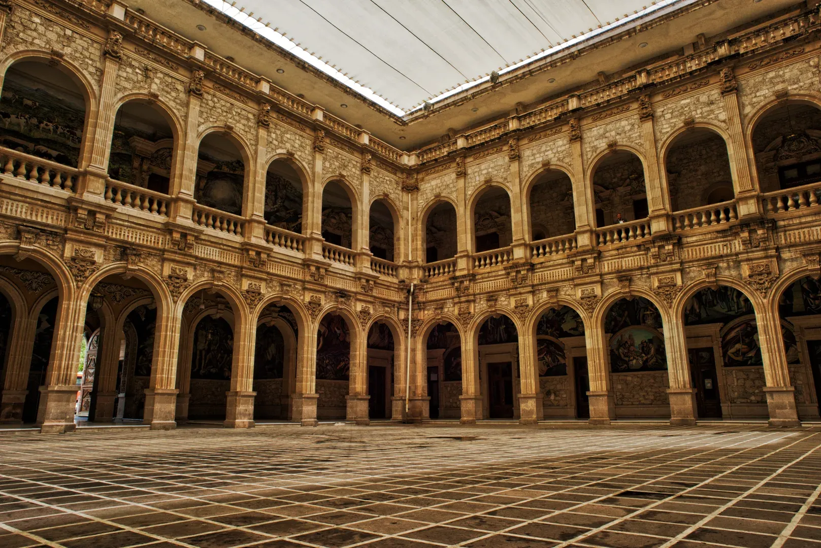 Patio del Palacio de Gobierno de Chihuahua con arcos coloniales y murales históricos
