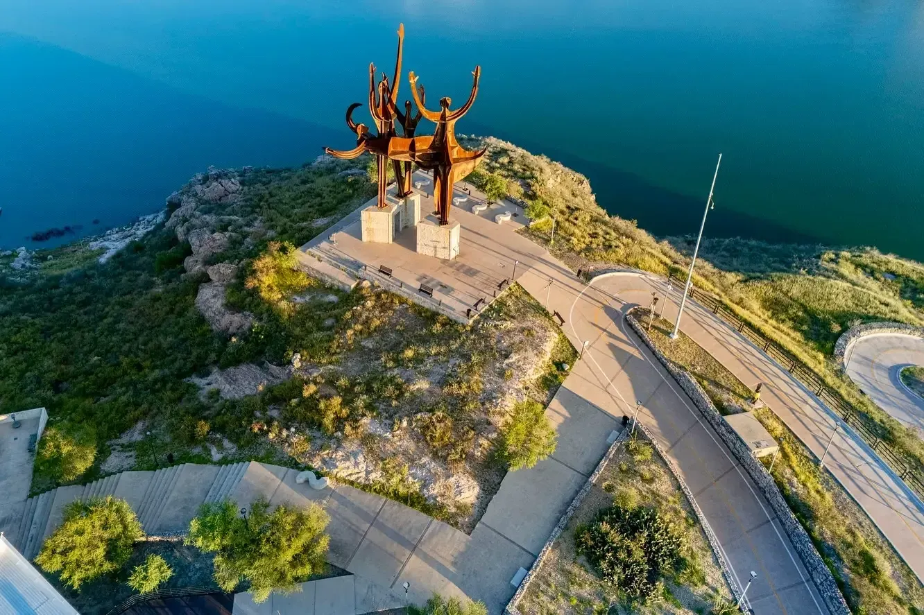 Parque Tres Presas El Rejón de Chihuahua con escultura y presa vista aérea