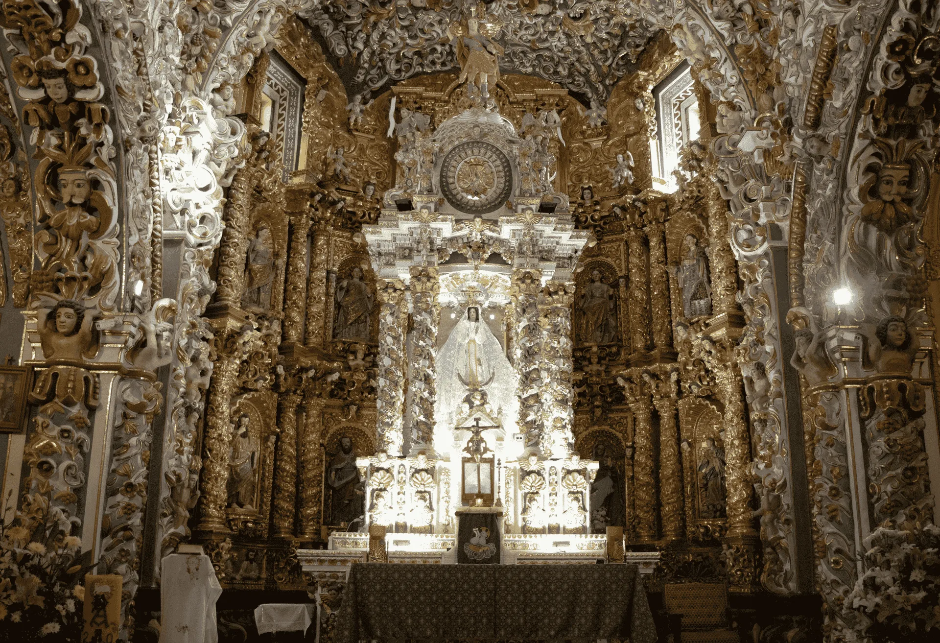 Visitar los templos de Tonantzintla y Acatepec