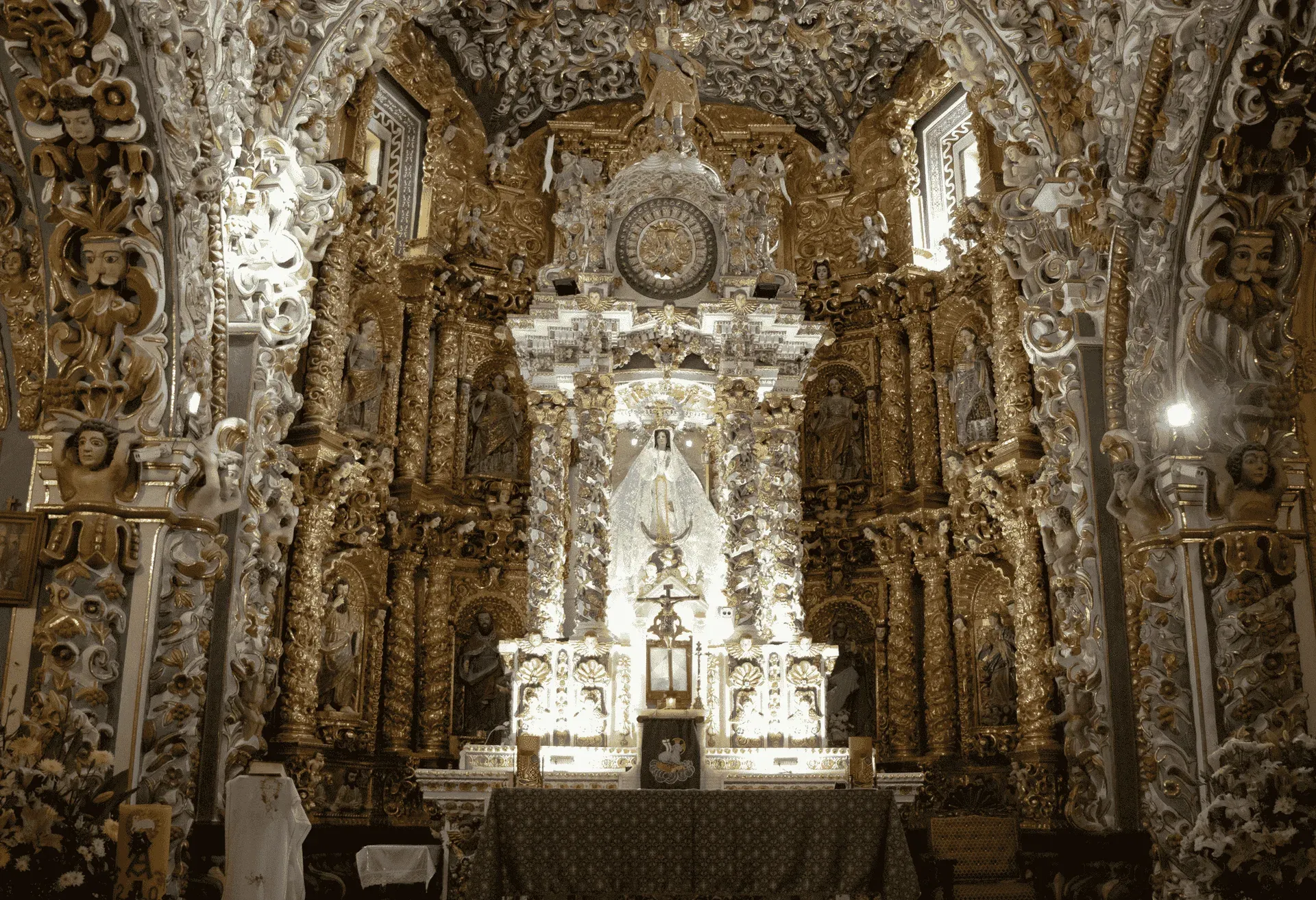 Interior del templo de Santa Maria Tonantzintla, maximo exponente del barroco indigena mexicano