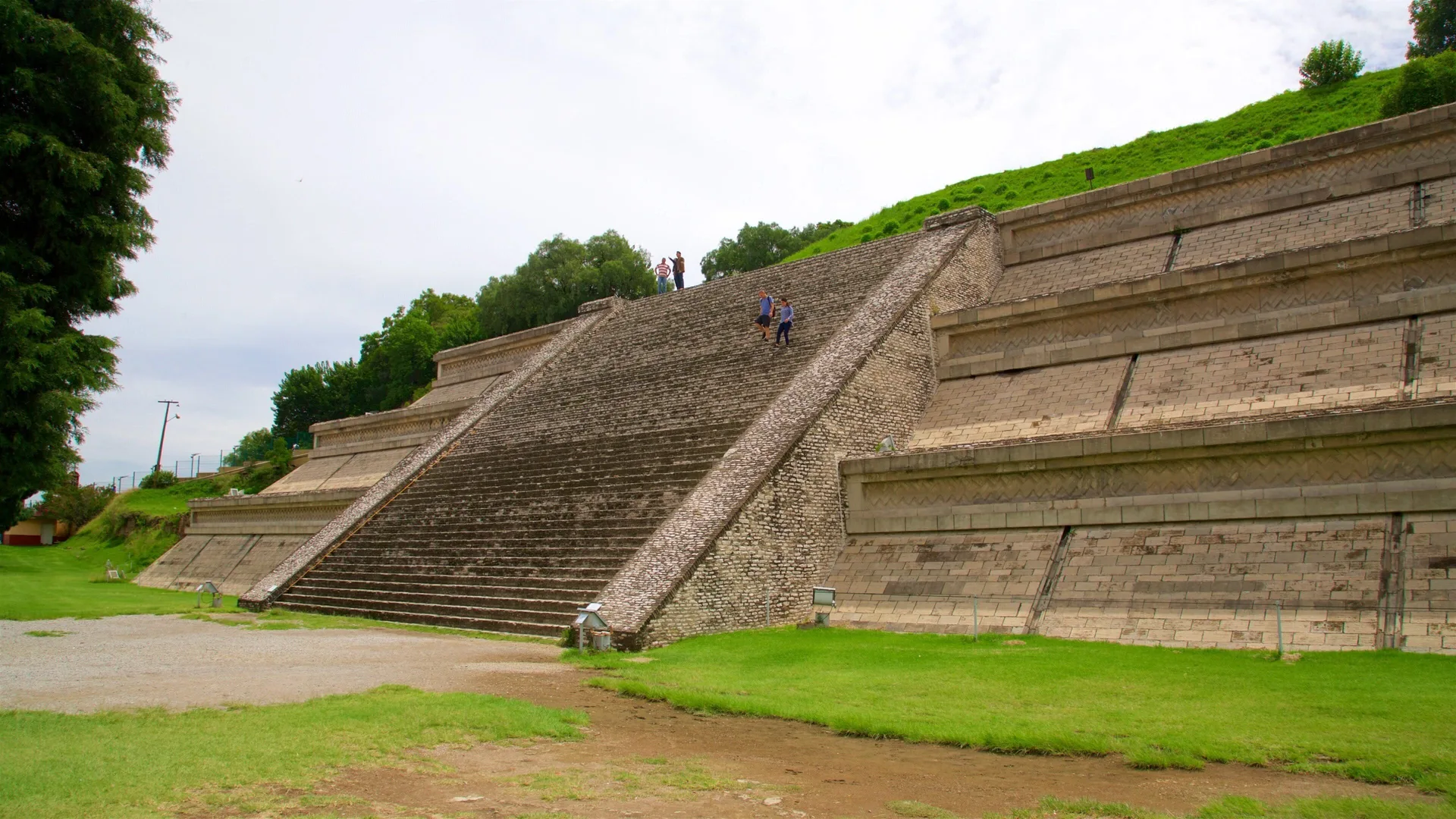 Subir a la Gran Pirámide y al Santuario de los Remedios