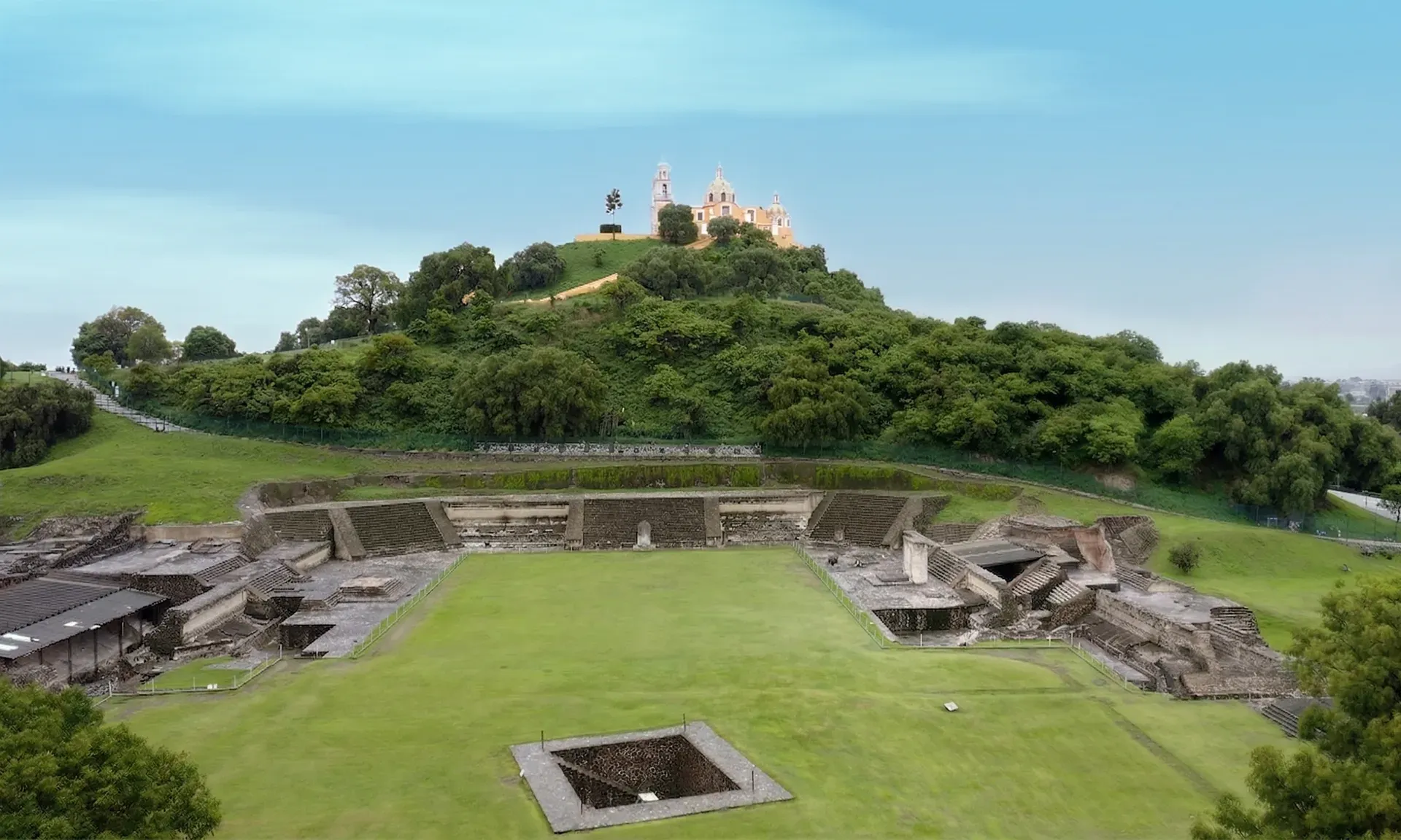Santuario de los Remedios sobre la piramide de Cholula con el Popocatepetl nevado detras