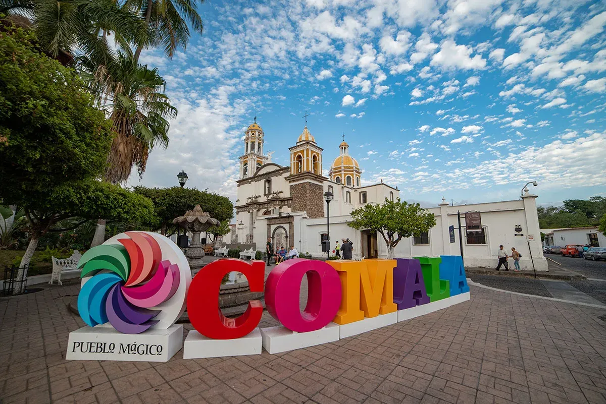 Plaza de Comala con las letras de Comala.