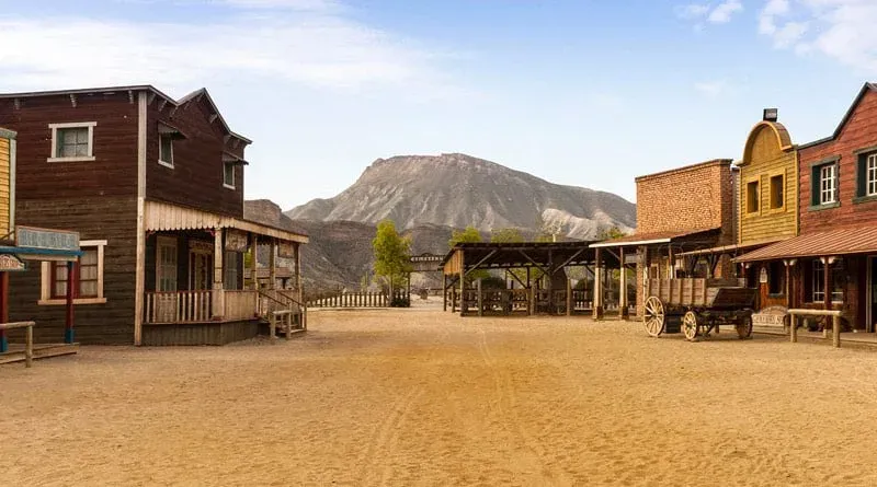 Sets de películas western en Chupaderos con tipis y paisaje desértico