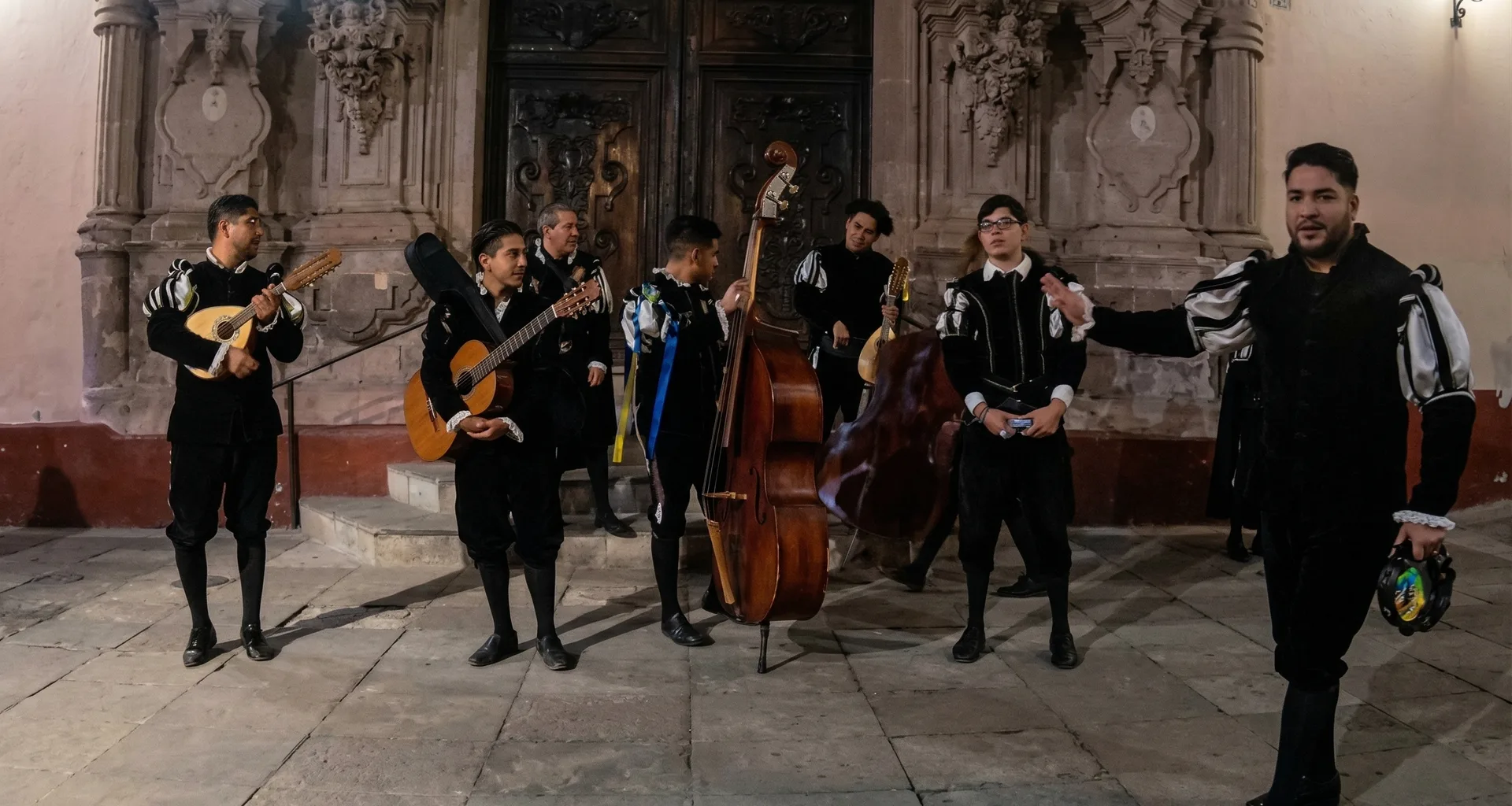 Disfrutar las callejoneadas nocturnas con estudiantinas