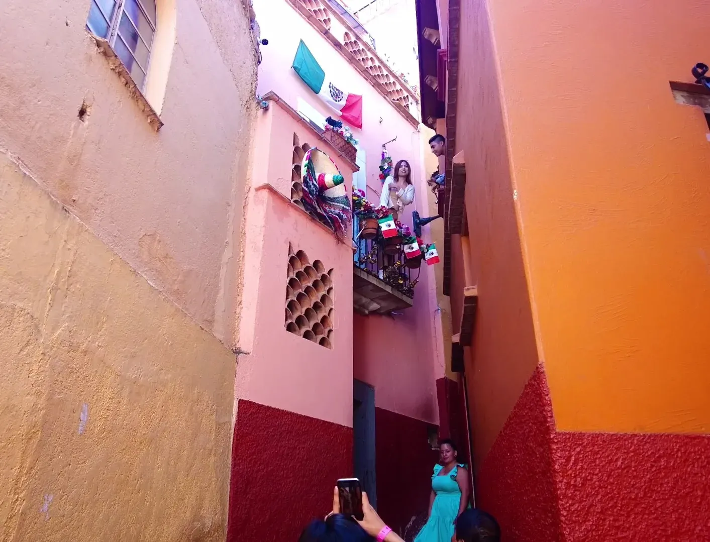 Callejón empedrado con casas multicolores subiendo por la ladera en Guanajuato