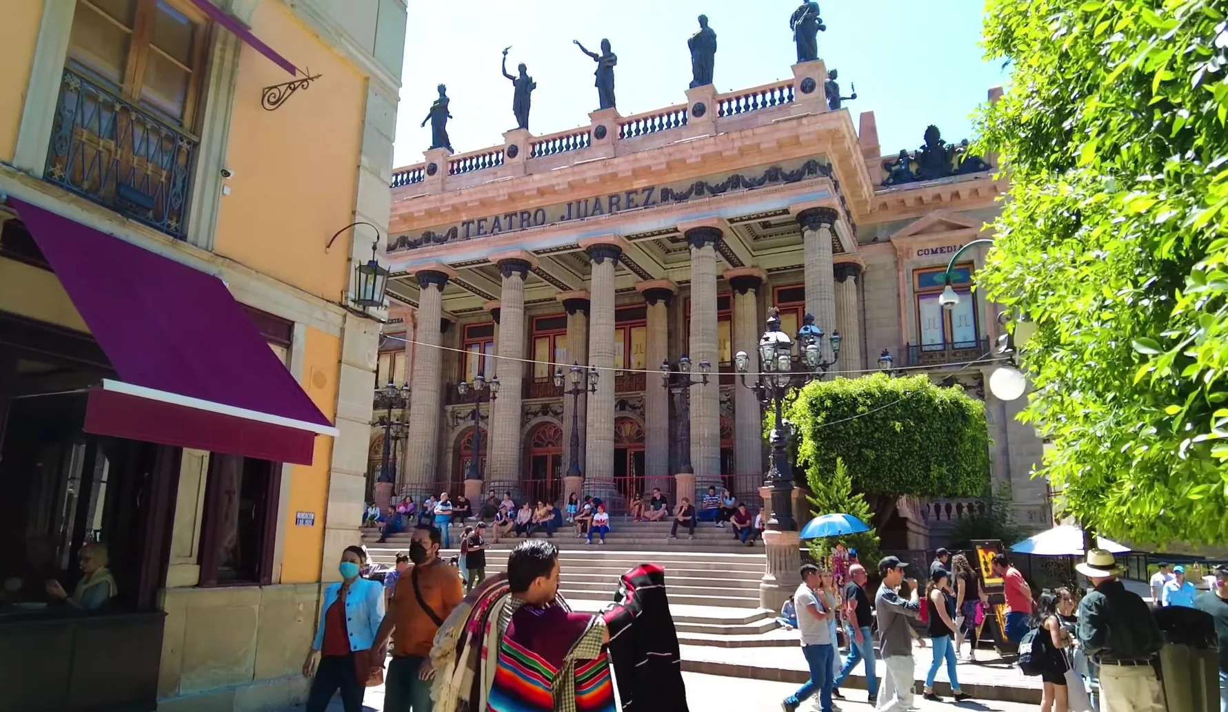 Foto de Teatro Juárez y vida cultural en el Jardín de la Unión