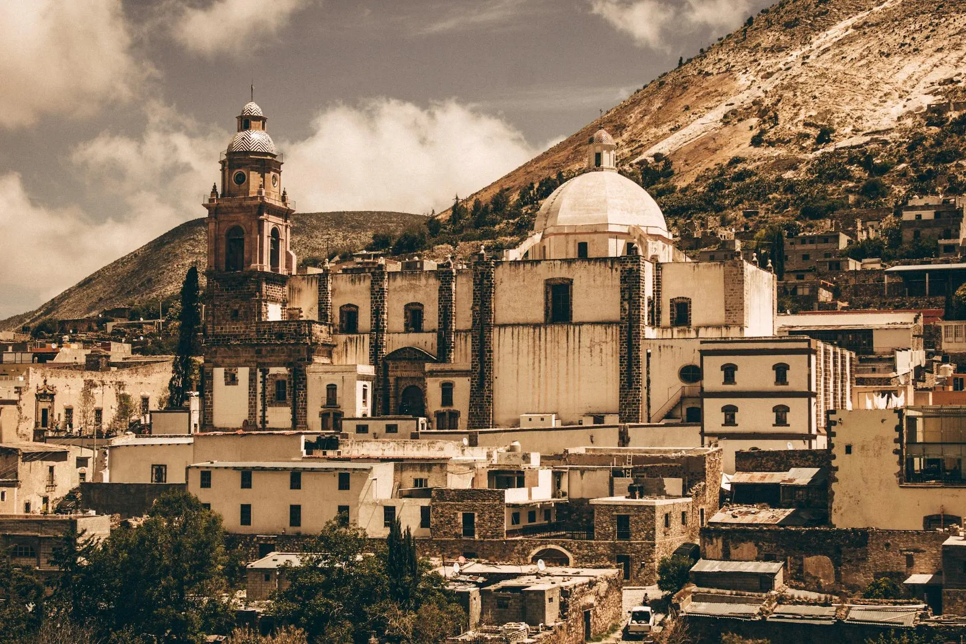 Pueblo fantasma minero con iglesia en cerro árido