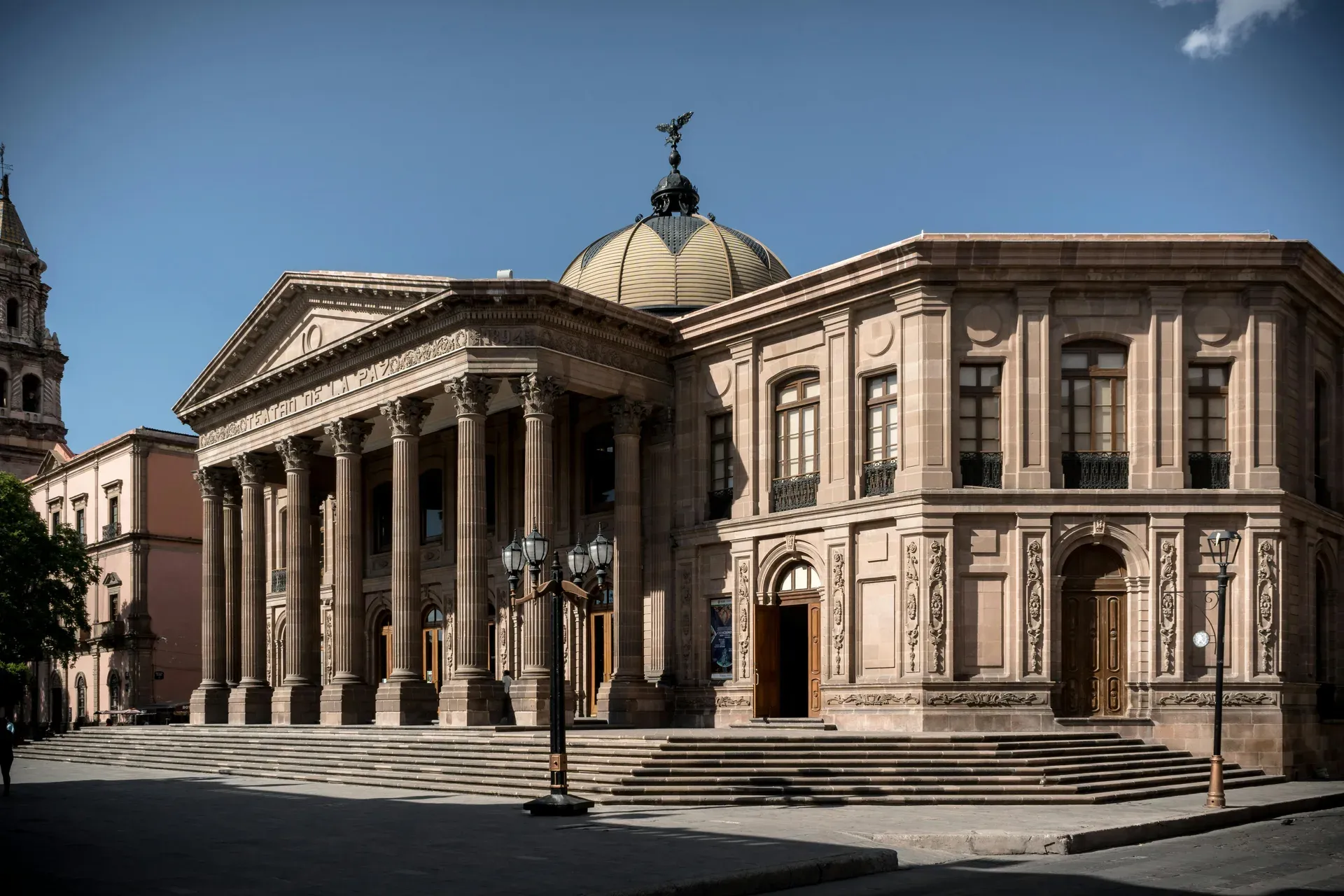 Fachada neoclásica del Teatro de la Paz de San Luis Potosí en cantera rosa con cúpula y ángel