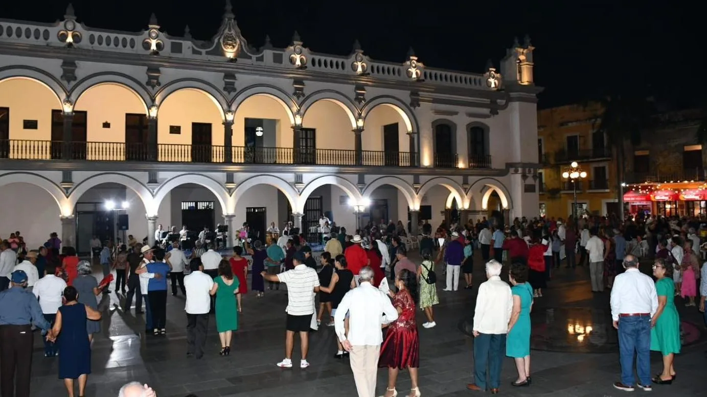 Disfrutar las noches de danzón en el Zócalo