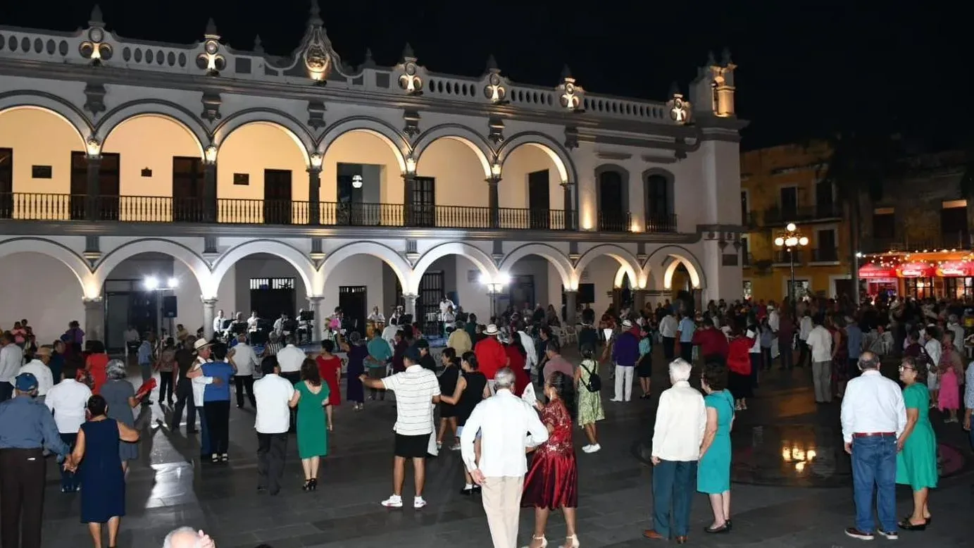 Zócalo de Veracruz iluminado con parejas bailando danzón