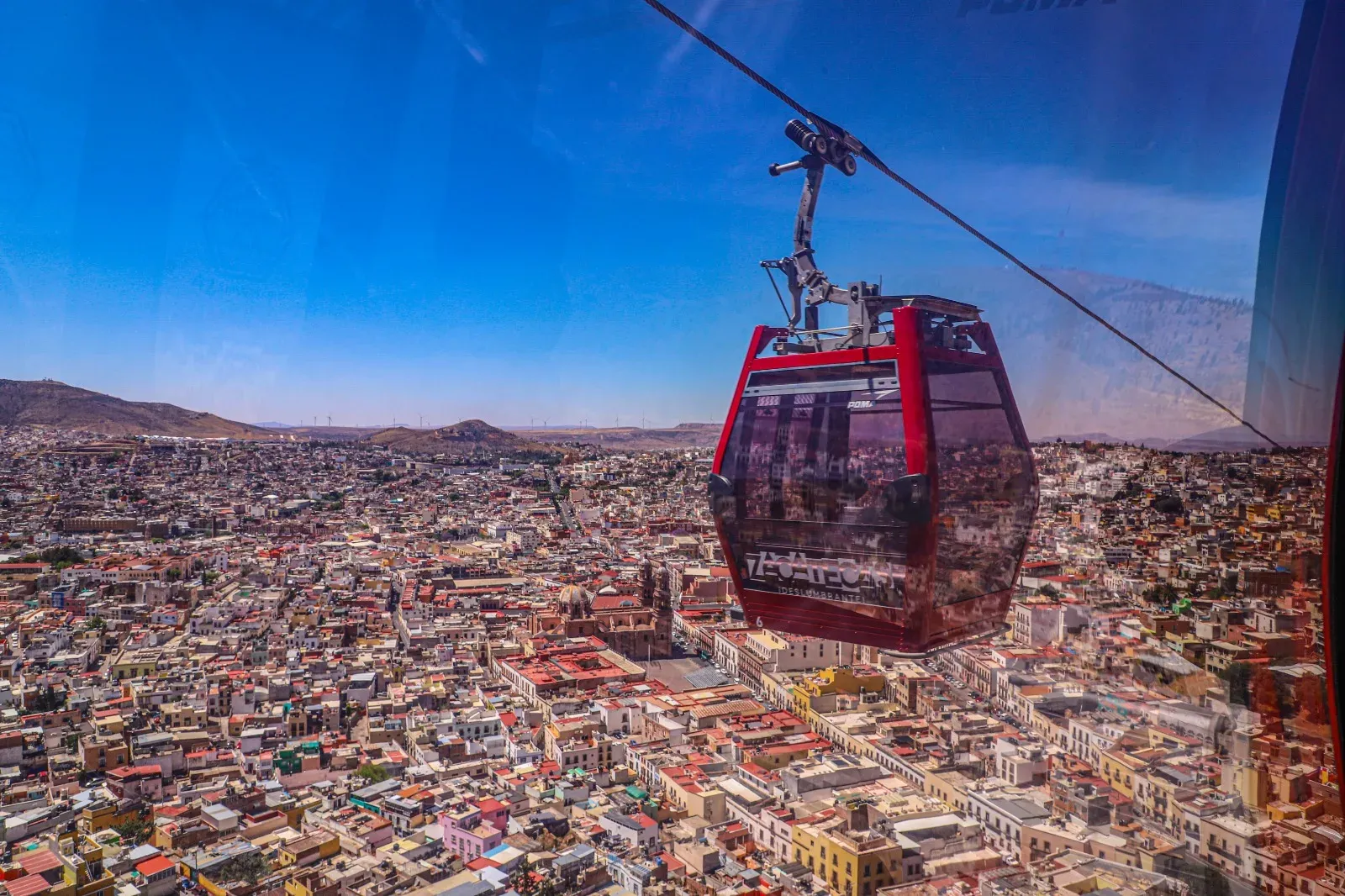 Teleférico de Zacatecas sobrevolando la ciudad de cantera rosa