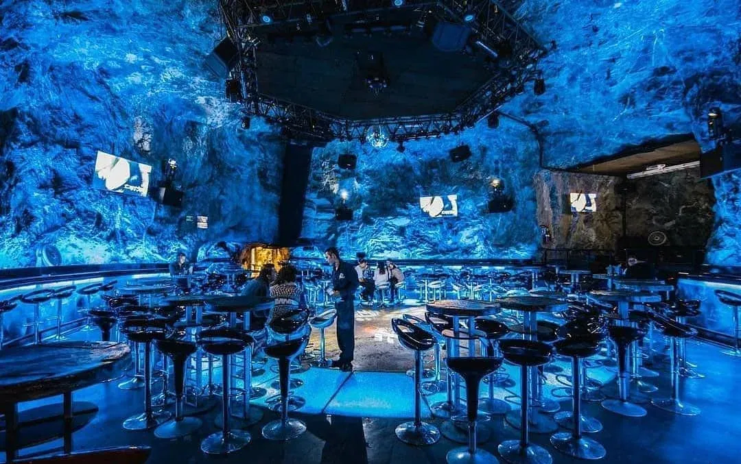Interior de la Mina El Edén con galerías iluminadas