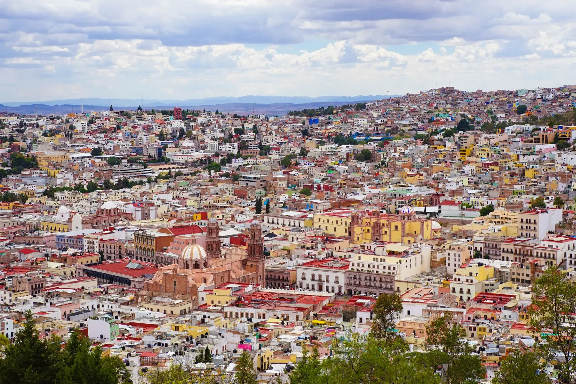 Vista aérea de la ciudad de Zacatecas desde el teleférico con casas de cantera rosa