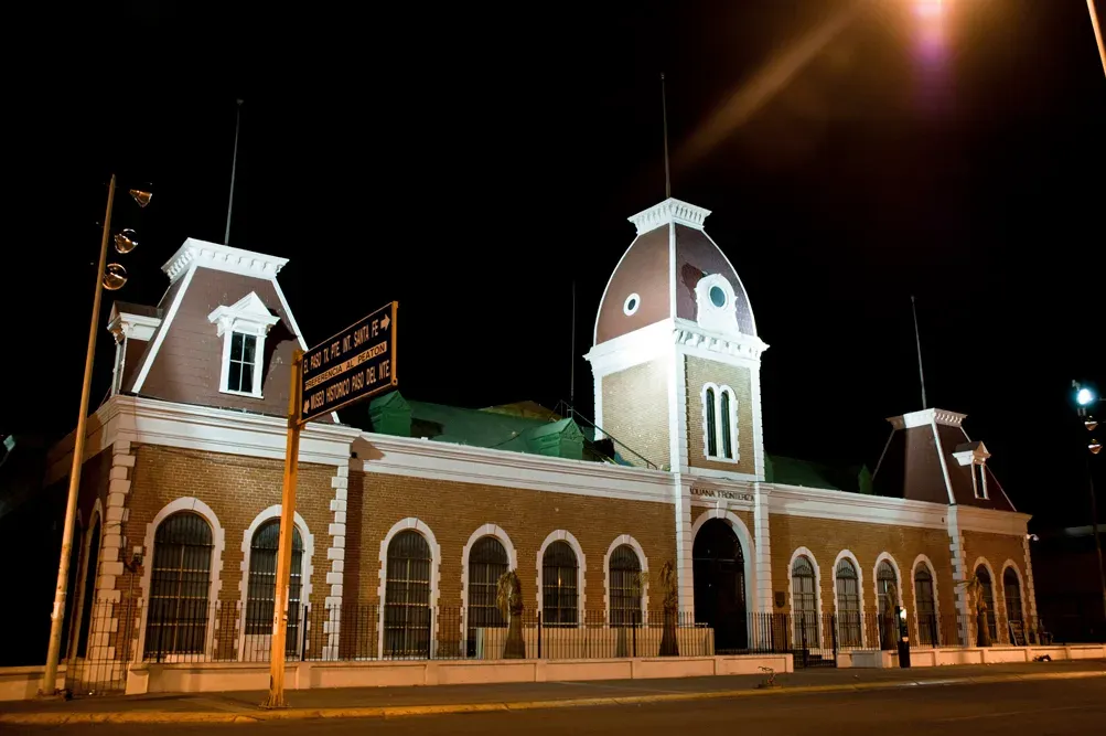 Antigua Aduana de Ciudad Juárez, hoy Museo de la Revolución en la Frontera (MUREF), iluminada de noche