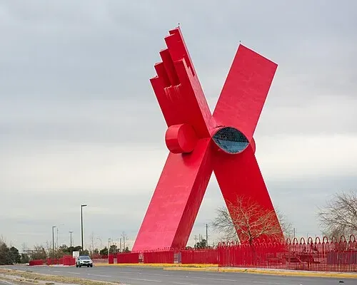 Monumento a la Mexicanidad 'La X', escultura roja de 64 metros en Ciudad Juárez