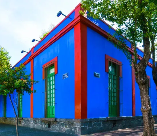 Casa Azul de Frida Kahlo, fachada azul con marcos rojos