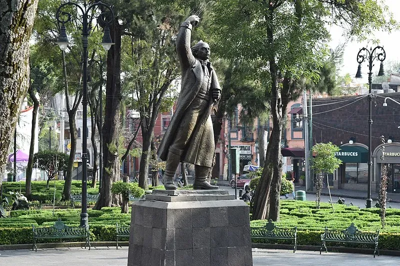 Iglesia colonial con campanario en el Jardin Centenario de Coyoacan