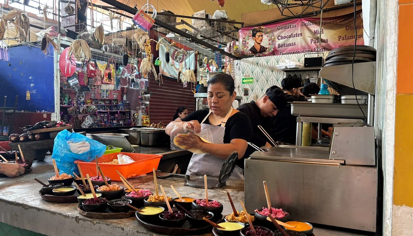 Probar antojitos en el Mercado de Coyoacán