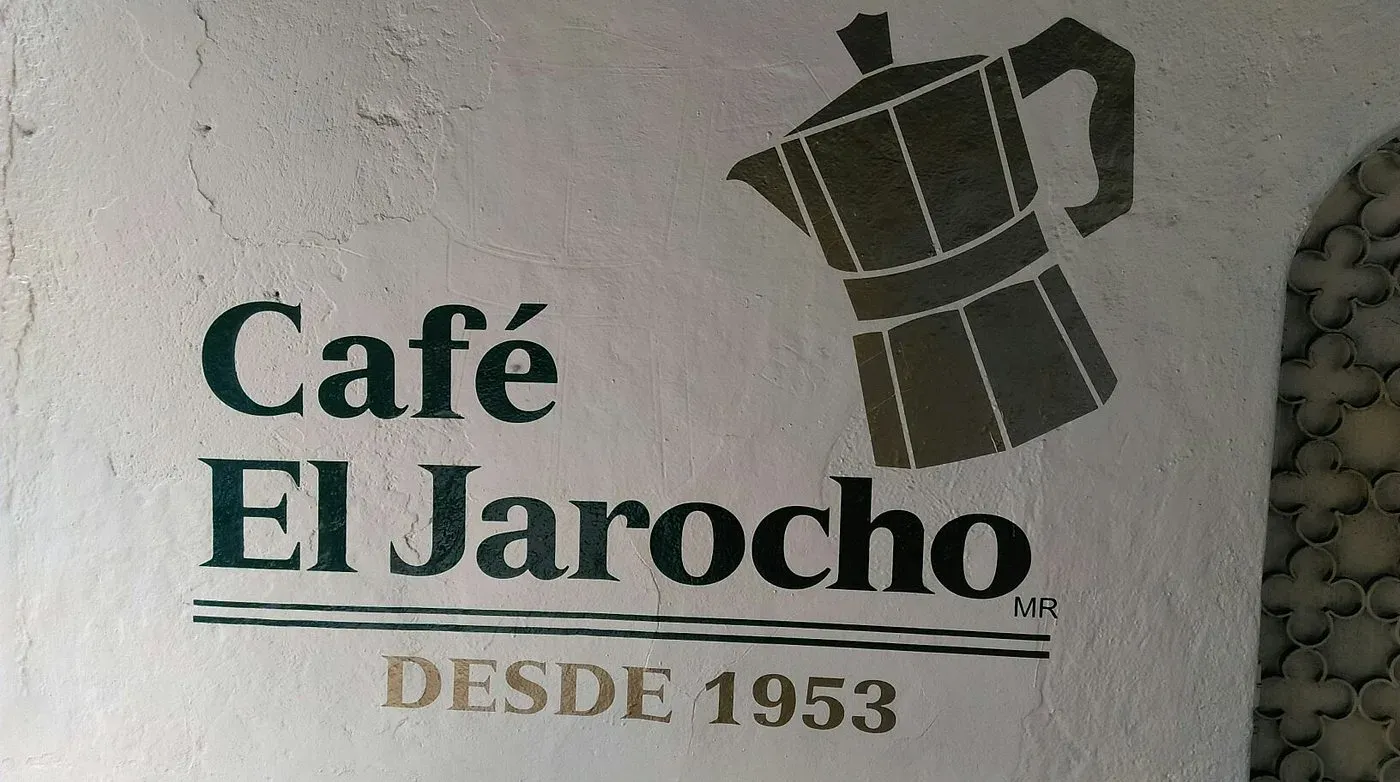 Restaurante La Calaca en Coyoacán con decoración de calaveras