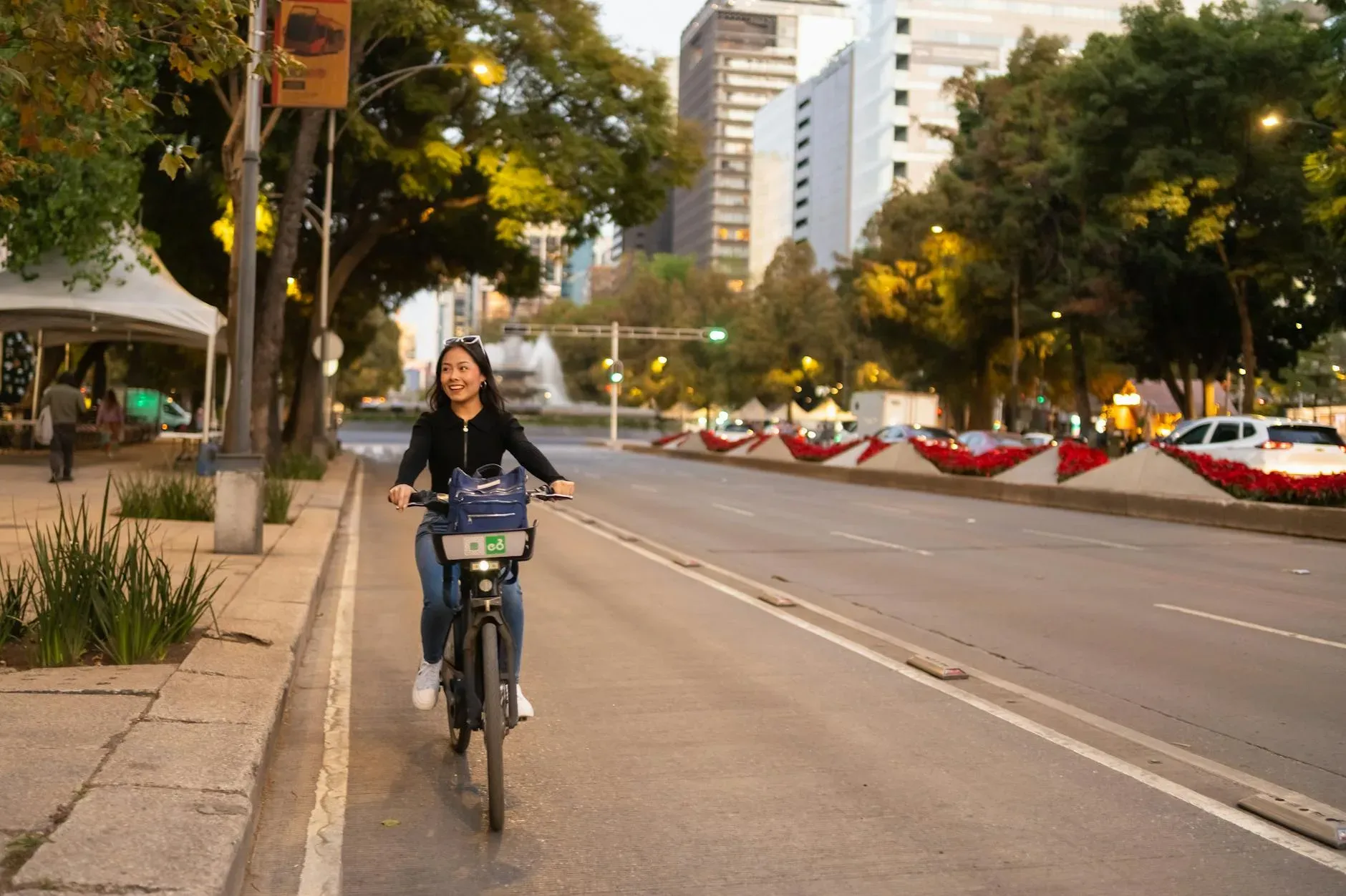 Persona pedaleando en bicicleta por calle urbana