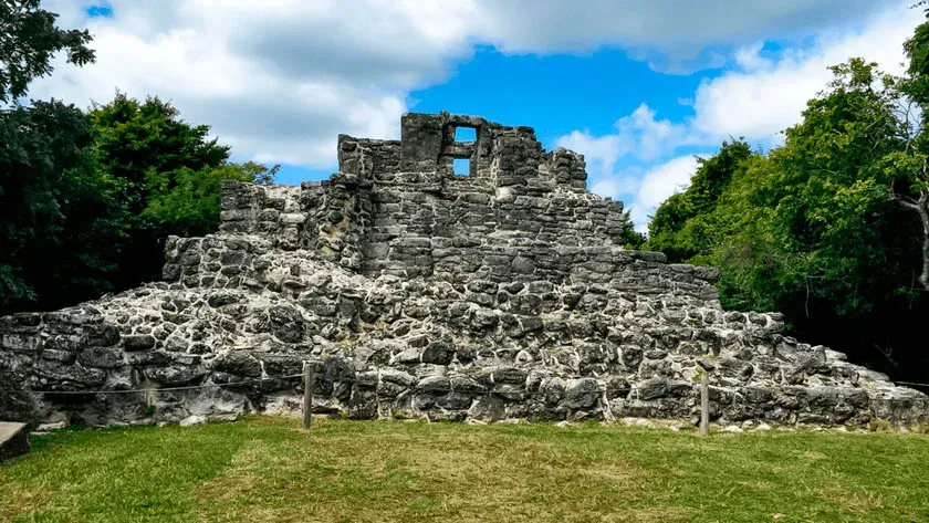 Ruinas mayas de San Gervasio en la selva de Cozumel