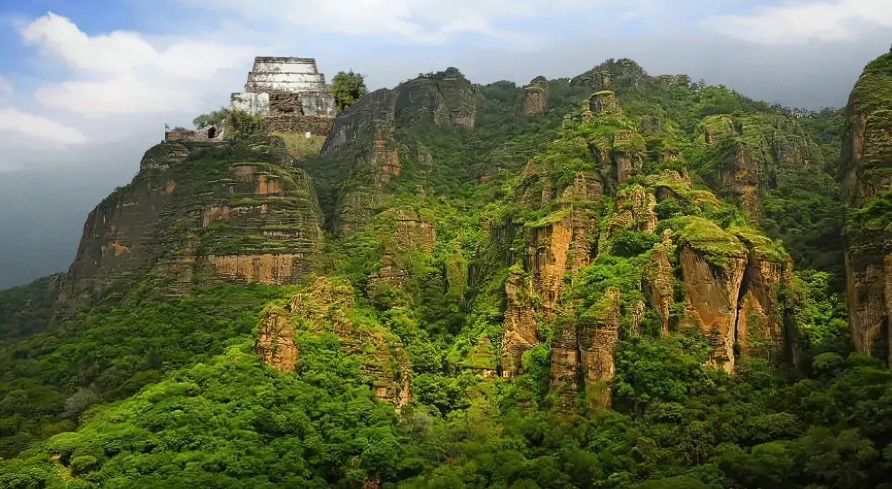 Pirámide prehispánica dedicada a Ometochtli-Tepoztécatl encima del Cuernavaca