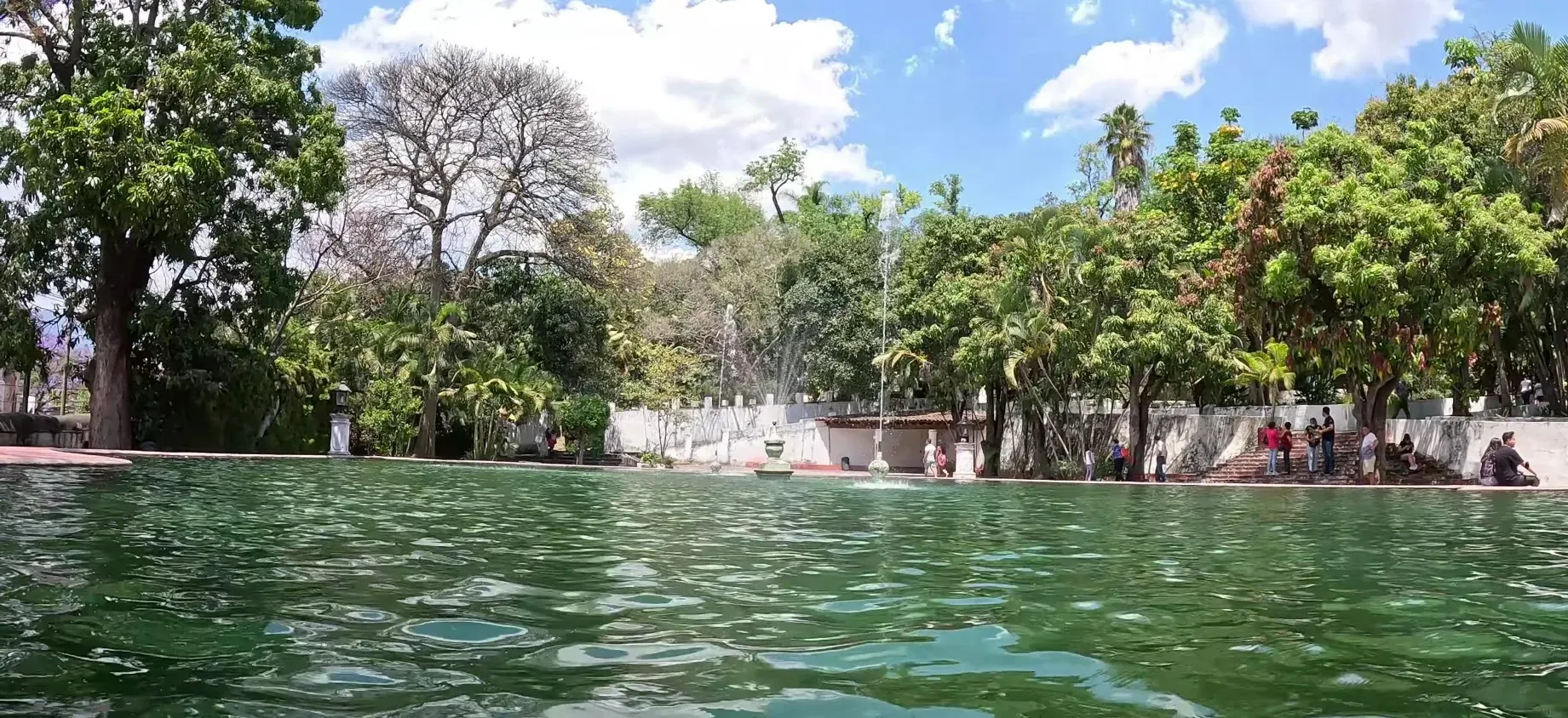 Fuente del Jardín Borda rodeada de árboles